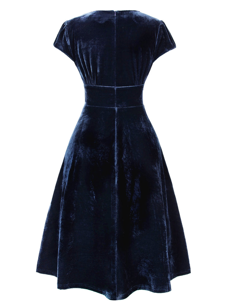 This 1940s Deep V-Neck Velvet Dress wraps her in 1940s elegance, one twirl at a time