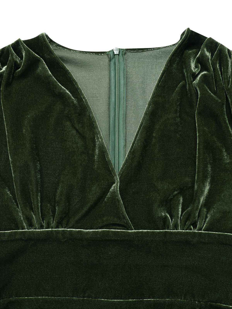 This 1940s Deep V-Neck Velvet Dress wraps her in 1940s elegance, one twirl at a time