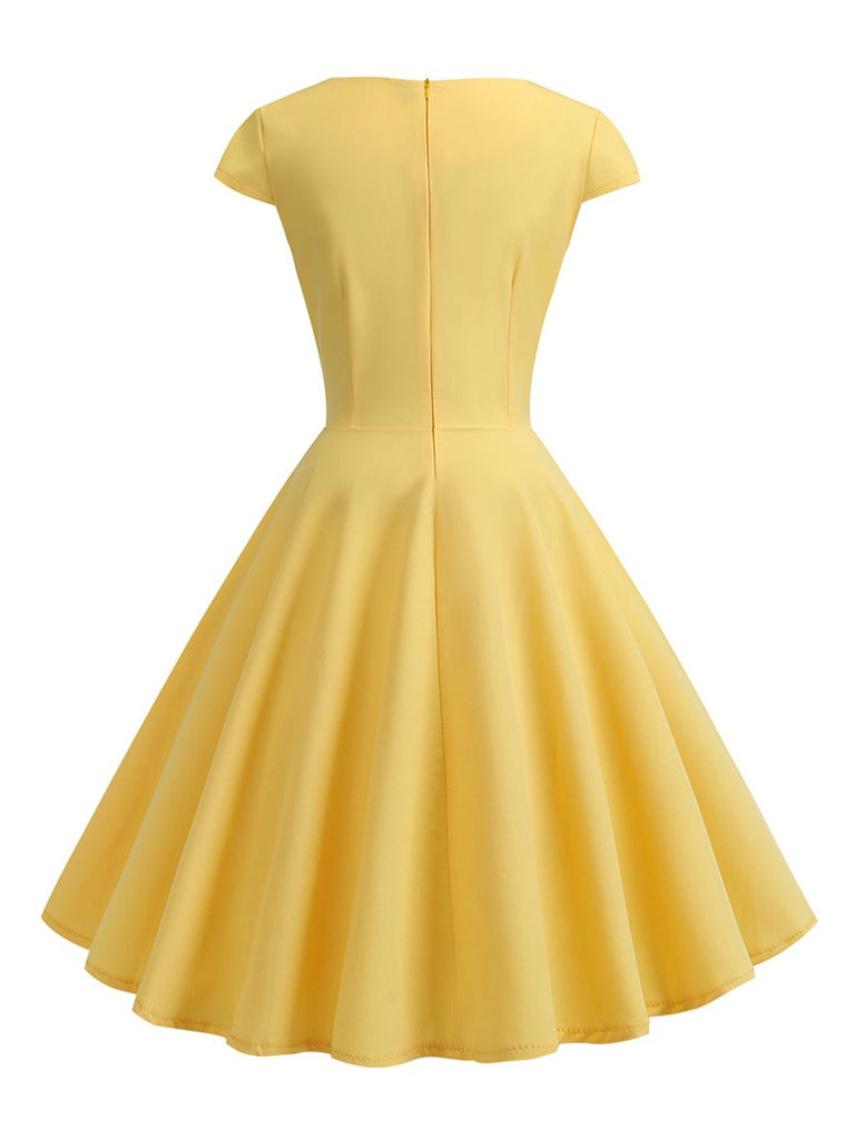 This 1950s Solid Heart Neck Short Sleeve Dress wraps her in 1950s elegance, one twirl at a time