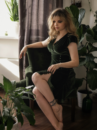 Green 1940s Deep V-Neck Pearl Velvet Dress