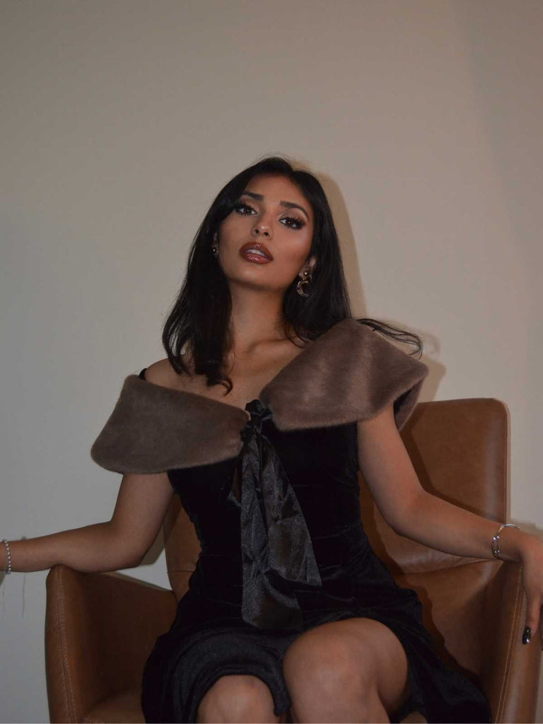 This 2PCS Black 1960s Solid Dress & Plush Cape wraps her in 1960s elegance, one twirl at a time