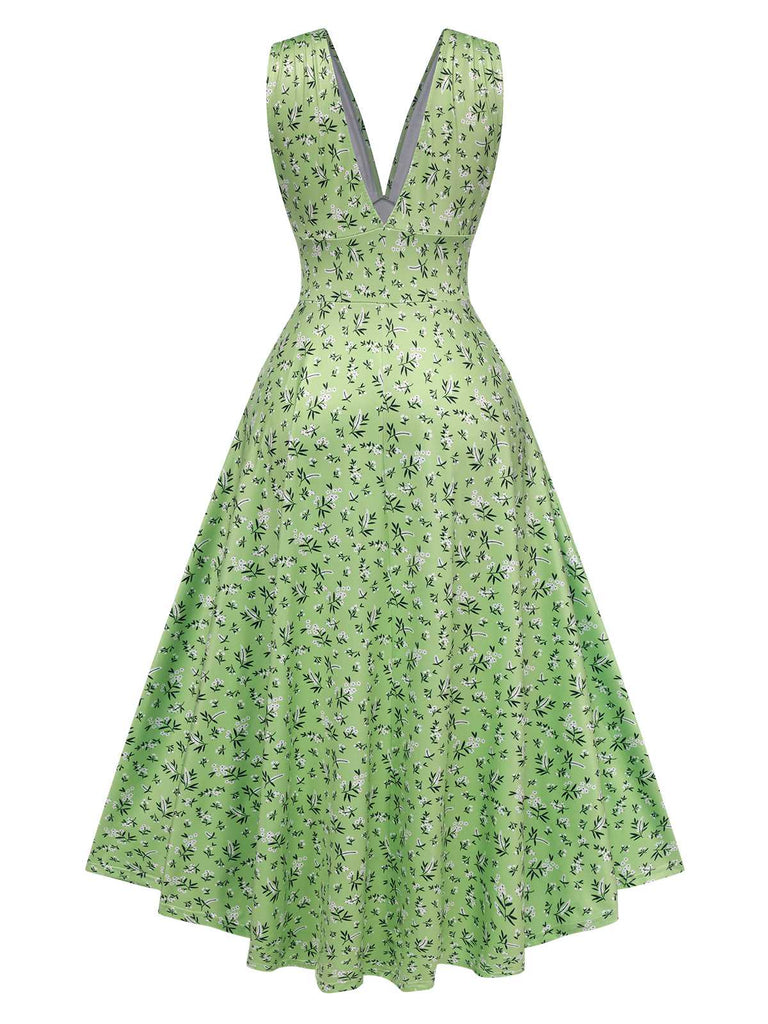 This Green 1940s V-Neck Ditsy Floral Dress wraps her in 1940s elegance, one twirl at a time