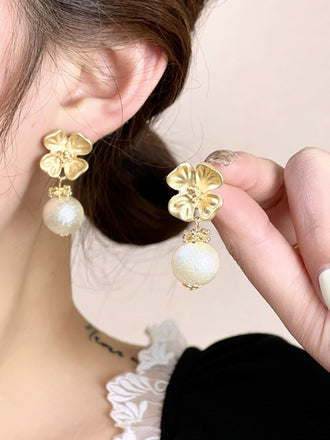 She adds this Retro Alloy Flower Pearl Earrings and suddenly it's 1950s perfection