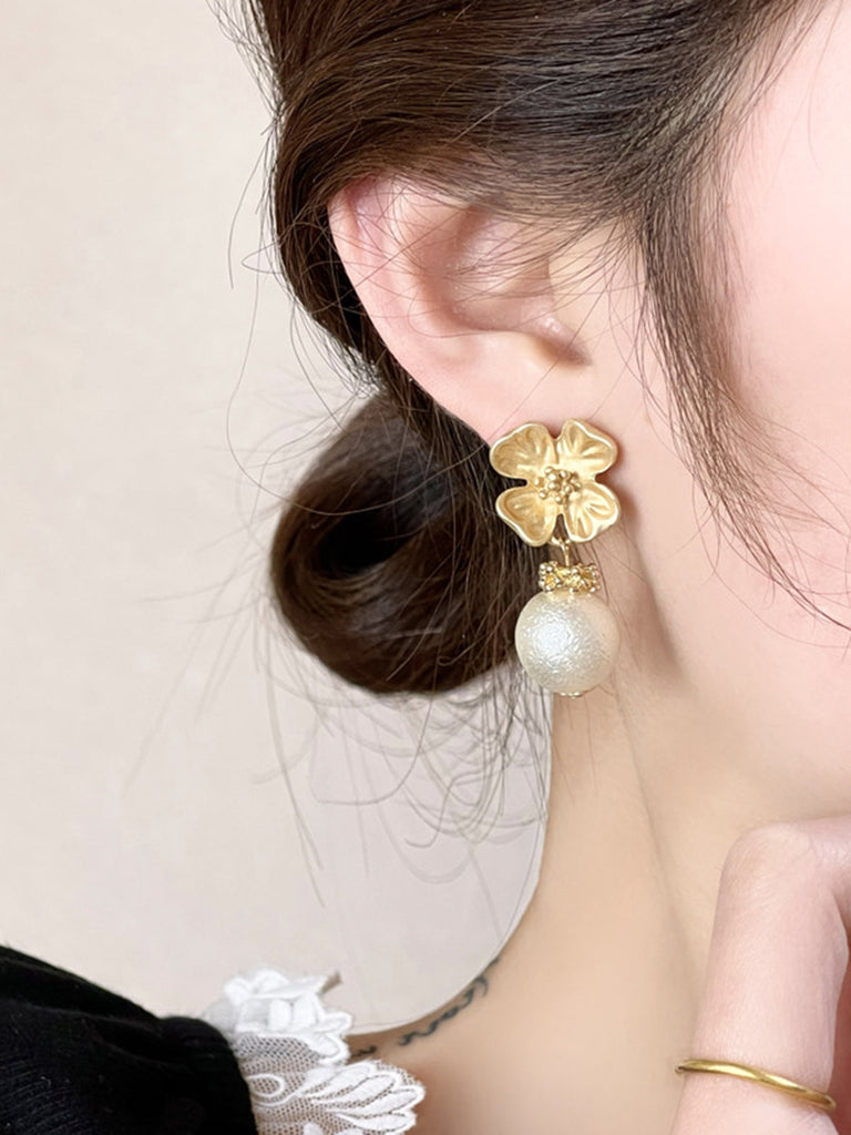 Retro Alloy Flower Pearl Earrings — 1950s elegance in the palm of her hand