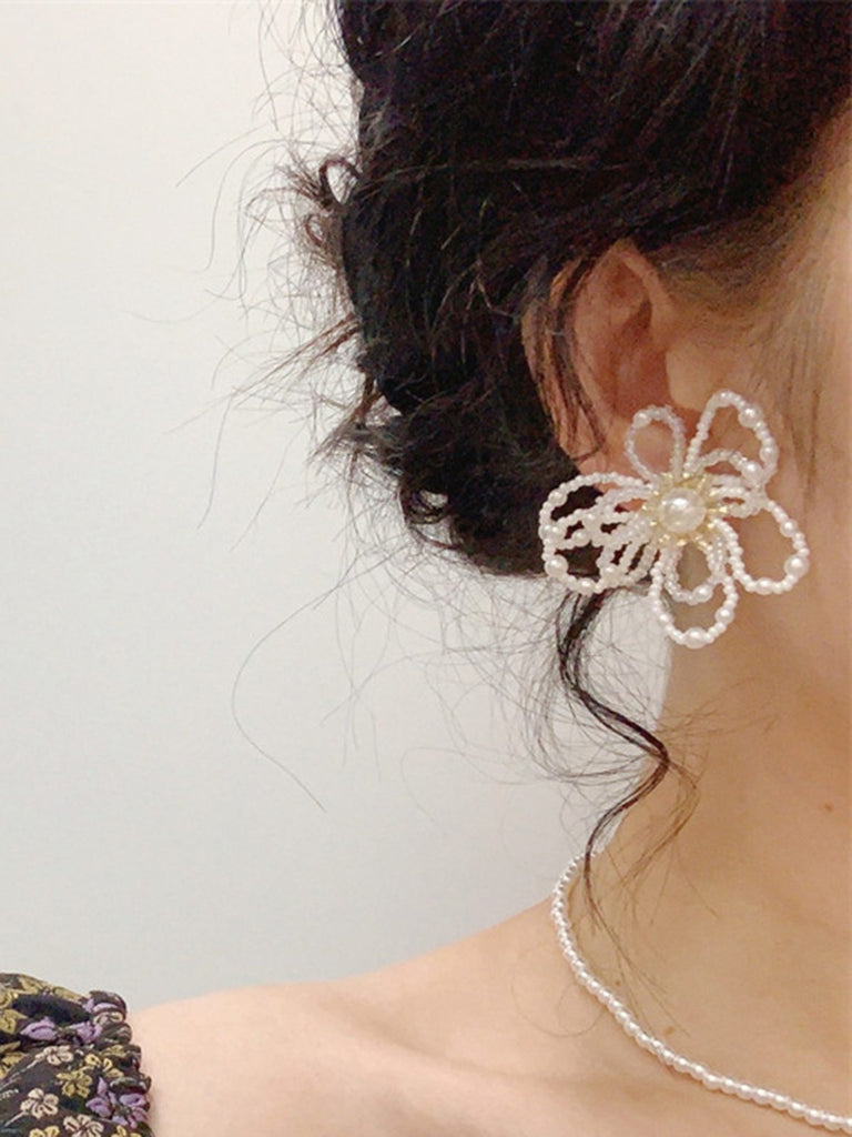 White Retro Beading Flower Hollow Stud Earrings