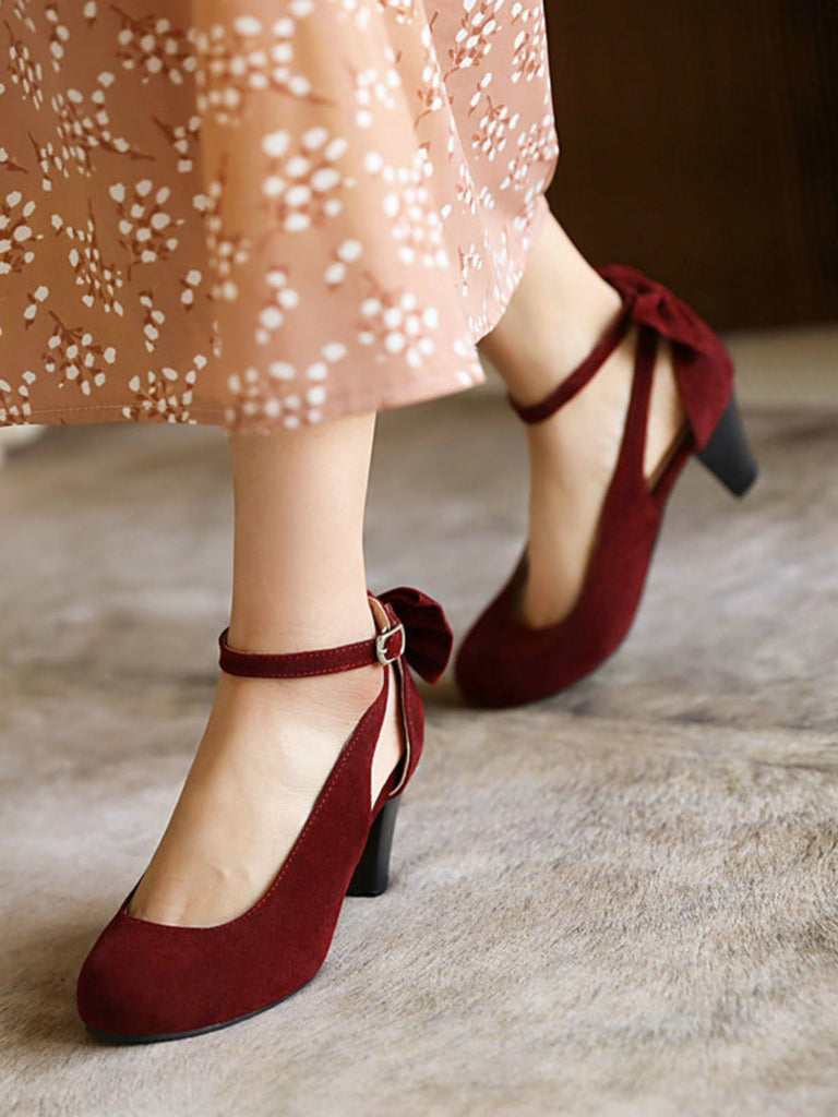 She finds her 1950s story in this Vintage Bowknot Chunky High Heel Suede Shoes