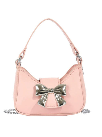 She adds this Vintage Leather Bow Handle Handbag and suddenly it's 1950s perfection