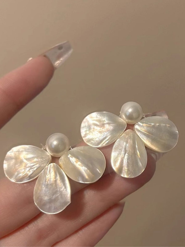 White Resin Pearl Flower Stud Earrings - vintage jewelry, Art Deco for vintage lovers
