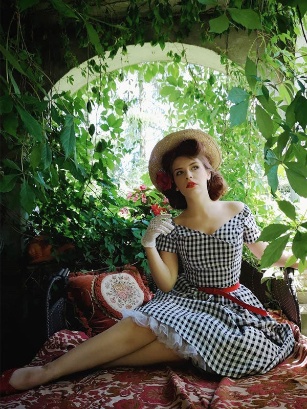 This Black 1950s Plaid Swing Dress wraps her in 1950s elegance, one twirl at a time