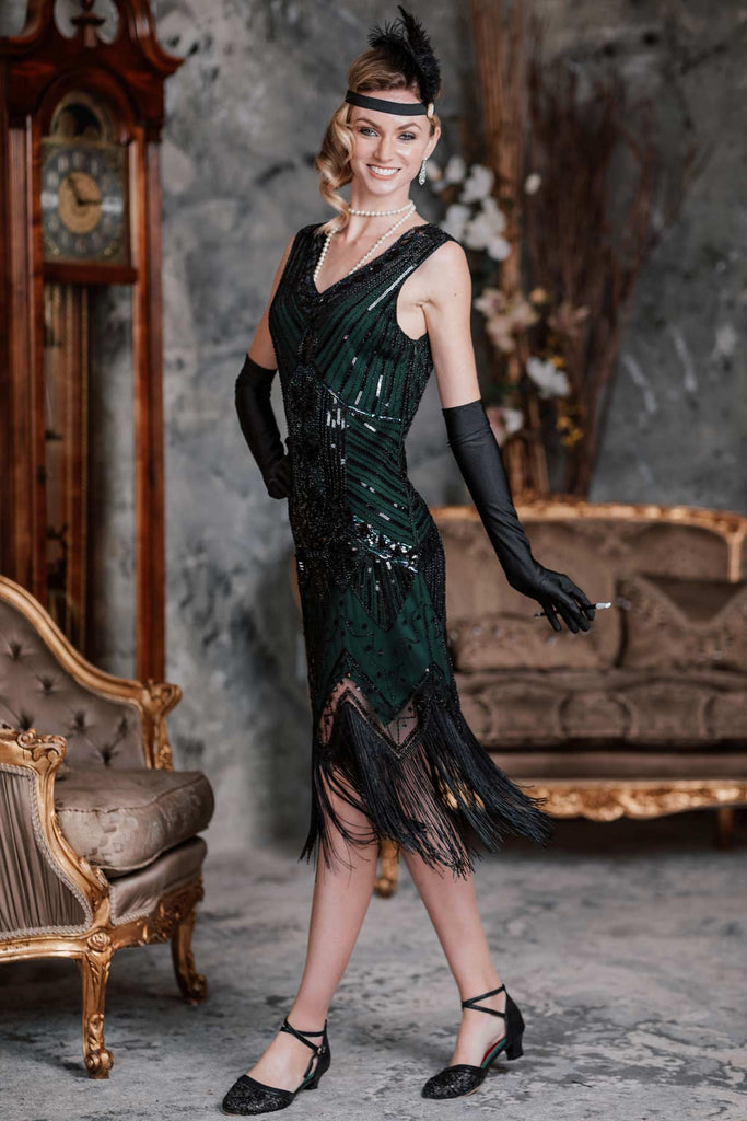 This Dark Green 1920s Sequined Flapper Dress wraps her in 1920s elegance, one twirl at a time